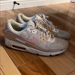 Nike Air Max Sun Club in Pink and Cream